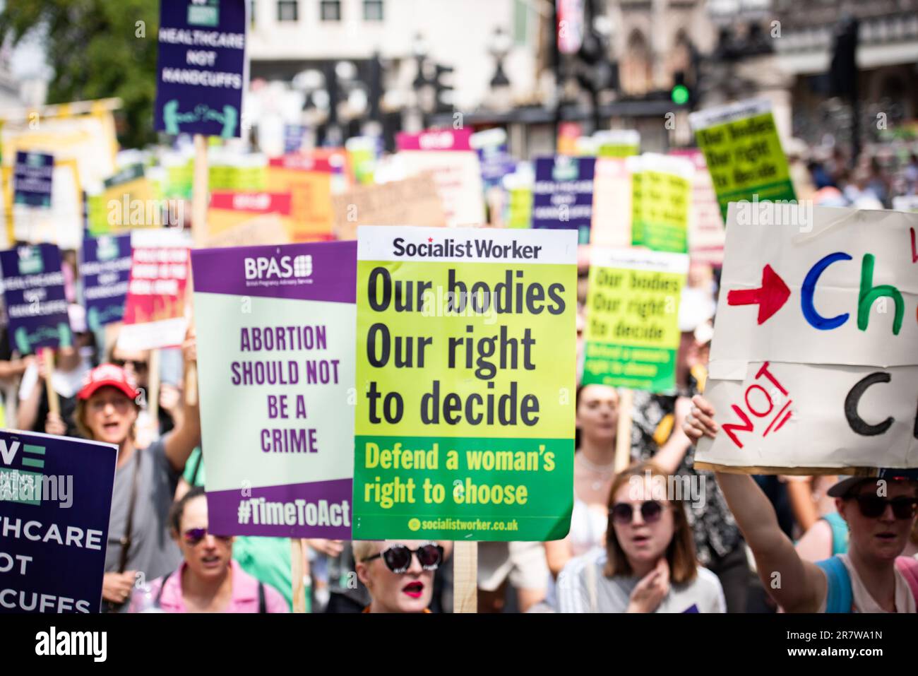 Londra, Regno Unito. 17th giugno, 2023. I manifestanti marciano con i cartelli durante la richiesta di depenalizzazione della protesta contro l'aborto a Londra. I sostenitori della Pro-Choice si sono dimostrati a Londra contro l'intenzione della Corte Suprema degli Stati Uniti di ribaltare la legge Roe contro Wade del 1973, che affermava il diritto costituzionale federale di cercare un aborto a Londra, nel Regno Unito, il 14 maggio 2022. I dimostranti chiedono la protezione dei diritti riproduttivi delle donne, poiché ci si aspetta una marcia di solidarietà in tutti gli Stati Uniti. Credit: SOPA Images Limited/Alamy Live News Foto Stock