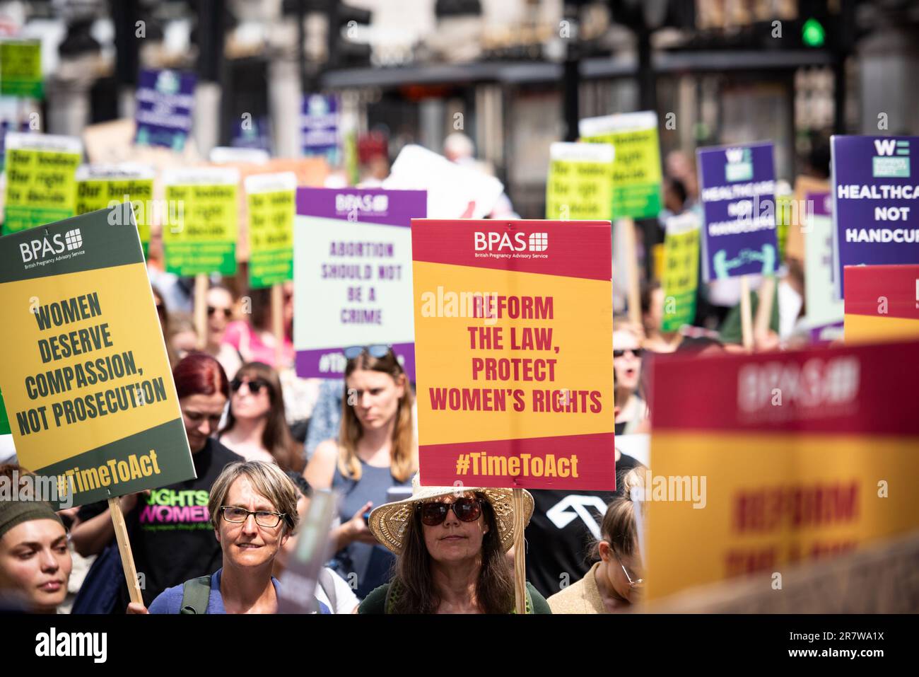 Londra, Regno Unito. 17th giugno, 2023. I manifestanti marciano con i cartelli durante la richiesta di depenalizzazione della protesta contro l'aborto a Londra. I sostenitori della Pro-Choice si sono dimostrati a Londra contro l'intenzione della Corte Suprema degli Stati Uniti di ribaltare la legge Roe contro Wade del 1973, che affermava il diritto costituzionale federale di cercare un aborto a Londra, nel Regno Unito, il 14 maggio 2022. I dimostranti chiedono la protezione dei diritti riproduttivi delle donne, poiché ci si aspetta una marcia di solidarietà in tutti gli Stati Uniti. Credit: SOPA Images Limited/Alamy Live News Foto Stock