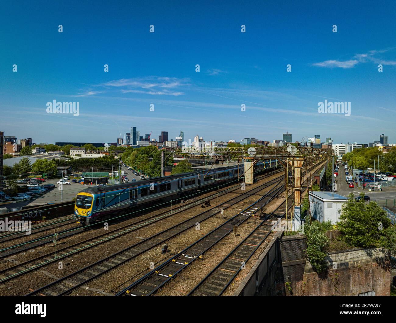 Treno sulla ferrovia che porta al centro di Manchester Foto Stock
