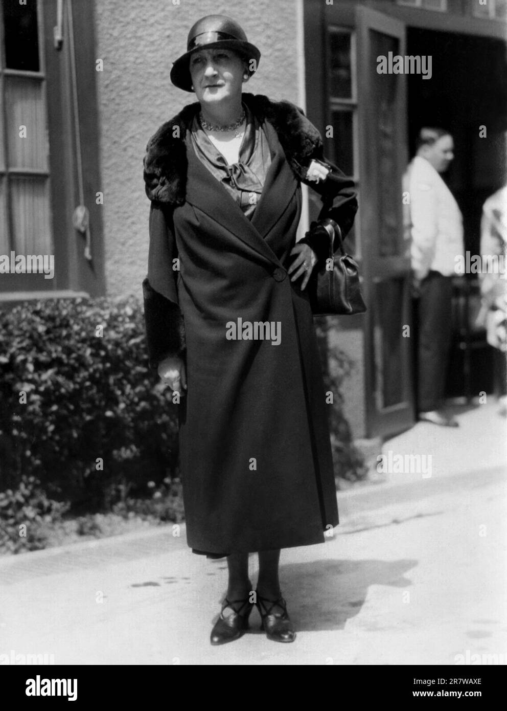 1931 , PARIGI , FRANCIA : MARGUERITE MORENO ( Monceau , 1871 - 1948 ), celebrata attrice francese del cinema e del teatro AL lavoro di Paramount Lot durante le riprese del film LE CORDON BLEU ( 1932 - The Champion Cook ) di Karl Anton , da una sceneggiatura di Tristan Bernard . Moreno era l'amante del poeta Catulle Mendès e sposò nel 1895 con lo scrittore Marcel Schwob . Amico vicino di Sarah Bernhardt ( 1844 - 1923 ). Fotografo sconosciuto . - STORIA - FOTO STORICHE - attrice - TEATRO - TEATRO - DIVA - DIVINA - MODA - moda FEMMINILE - ANNI TRENTA - '30 - FILM - CINEMA - cappello - cappello - borse Foto Stock