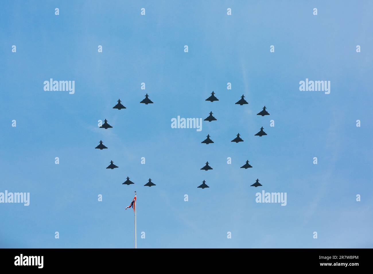 Londra, Regno Unito. 17 giugno 2023. I tifoni RAF formano il Cifer del Re CR. Flypast per Trooping the Colour on the Mall per celebrare il compleanno ufficiale di Re Carlo III. Credit: Waldemar Sikora/Alamy Live News Foto Stock