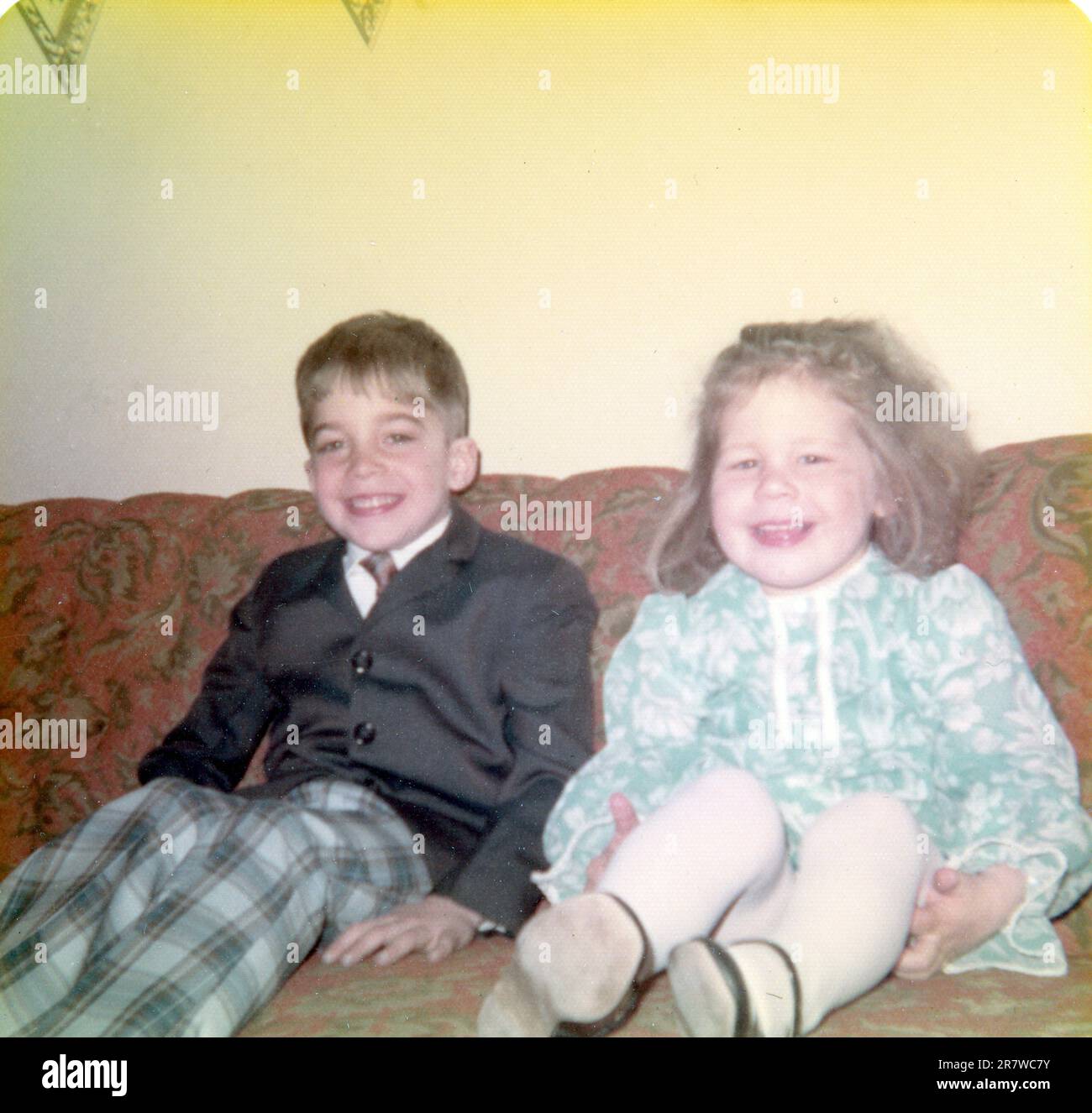 Un giovane fratello e sorella che si posano insieme, intorno al 1970 Foto Stock