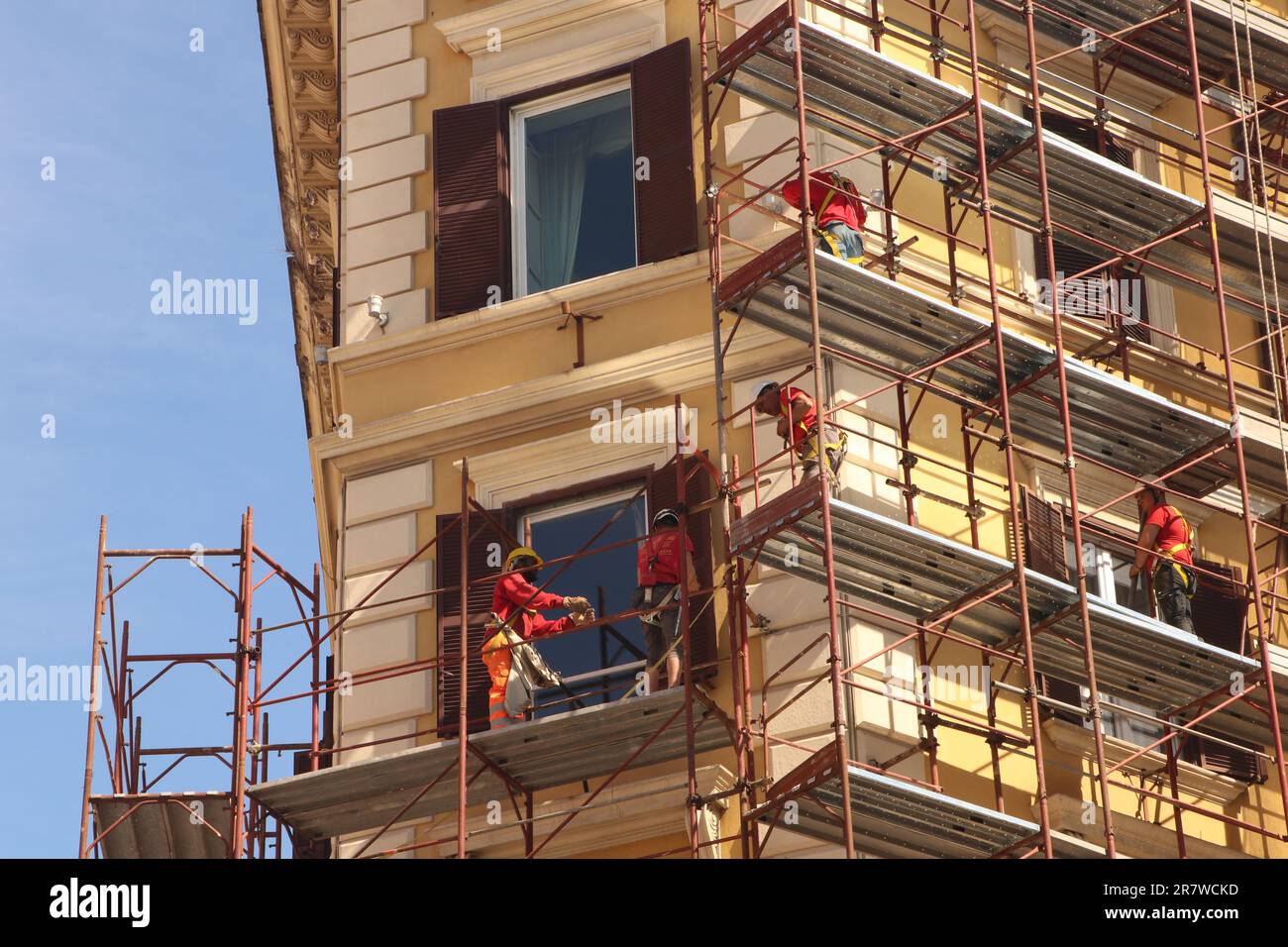 Operai su impalcature per lavori di manutenzione facciata di condominio nel centro di Roma, Italia - 22 aprile 2023 Foto Stock