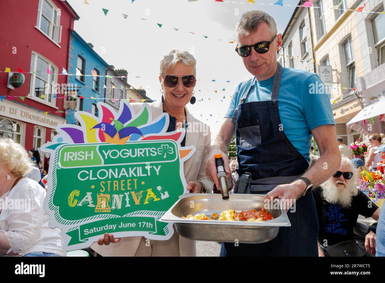 Clonakilty, West Cork, Irlanda. 17th giugno, 2023. Il carnevale irlandese di Clonakilty Street si è svolto oggi con migliaia di partecipanti. L'evento è stato aperto dal premiato chef, Eunice Power e Irish Yogurts. Le attività della Family Fun zone, i commercianti di cibo e le aree da pranzo e gli spettacoli dal vivo sono solo alcune delle attrazioni del pomeriggio. L'ospite speciale Eunice Power è raffigurato con Des o'Dowd, Inchydoney Hotel. Credit: AG News/Alamy Live News Foto Stock