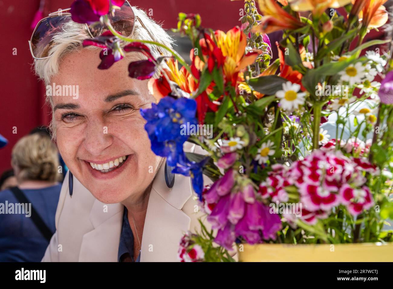 Clonakilty, West Cork, Irlanda. 17th giugno, 2023. Il carnevale irlandese di Clonakilty Street si è svolto oggi con migliaia di partecipanti. L'evento è stato aperto dal premiato chef, Eunice Power e Irish Yogurts. Le attività della Family Fun zone, i commercianti di cibo e le aree da pranzo e gli spettacoli dal vivo sono solo alcune delle attrazioni del pomeriggio. Ospite speciale è stato premiato chef, Eunice Power. Credit: AG News/Alamy Live News Foto Stock