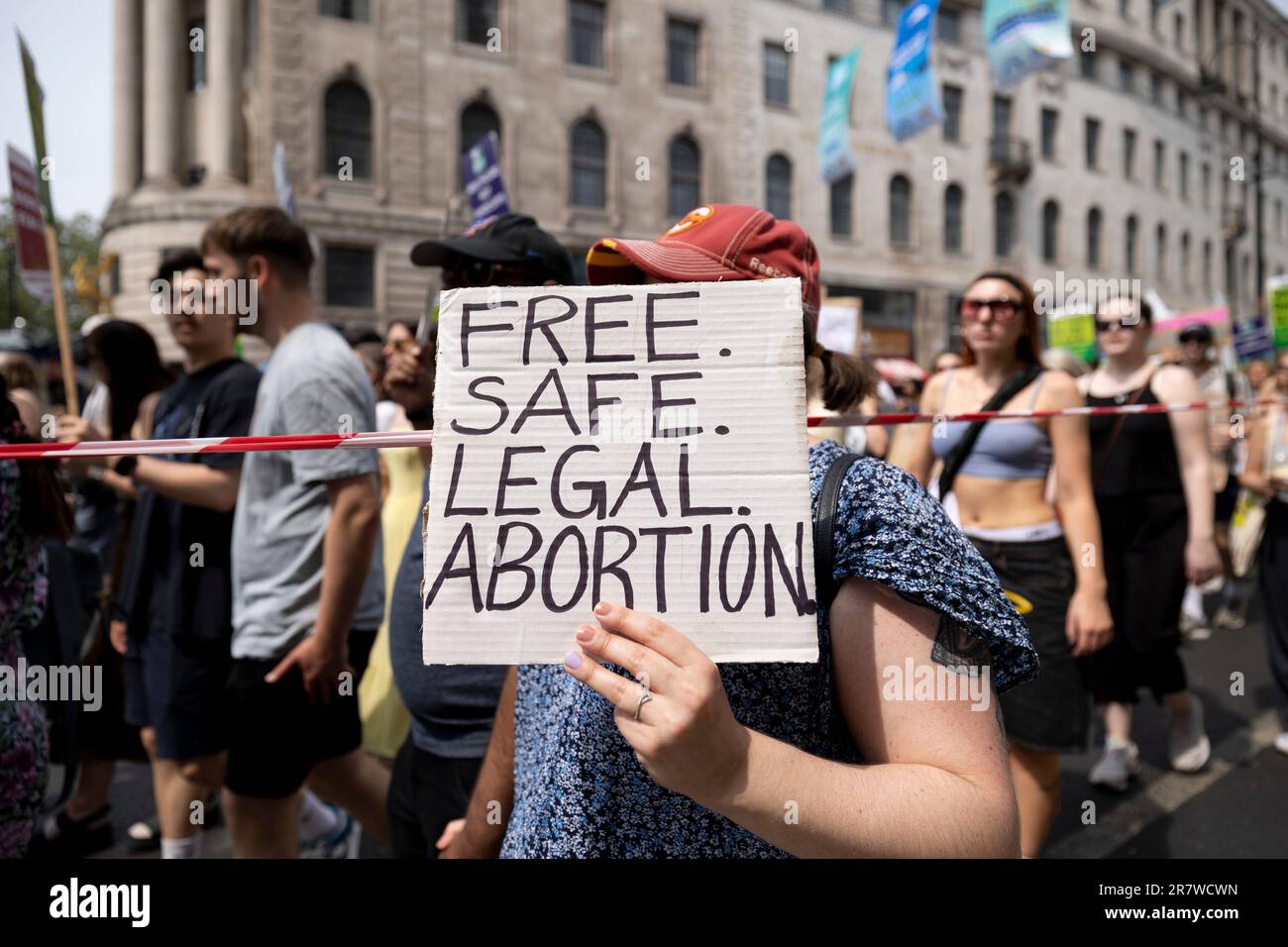 Un protester è visto tenendo un cartello durante la dimostrazione. I manifestanti e gli attivisti femministi del British Pregnancy Advisory Service (BPAS), Women's Equality e della Fawcett Society si riuniscono per protestare contro una recente sentenza del tribunale di imprigionare una madre di tre, Carla Fosters, per usare le pillole abortive sotto l'iniziativa governativa "pills by post" per gravidanze indesiderate da 32 a 34 settimane. L’iniziativa “pills by post” che è stata lanciata sulla scia della crisi di Covid ed è ancora in funzione per gravidanze indesiderate fino a 10 settimane. Foto Stock