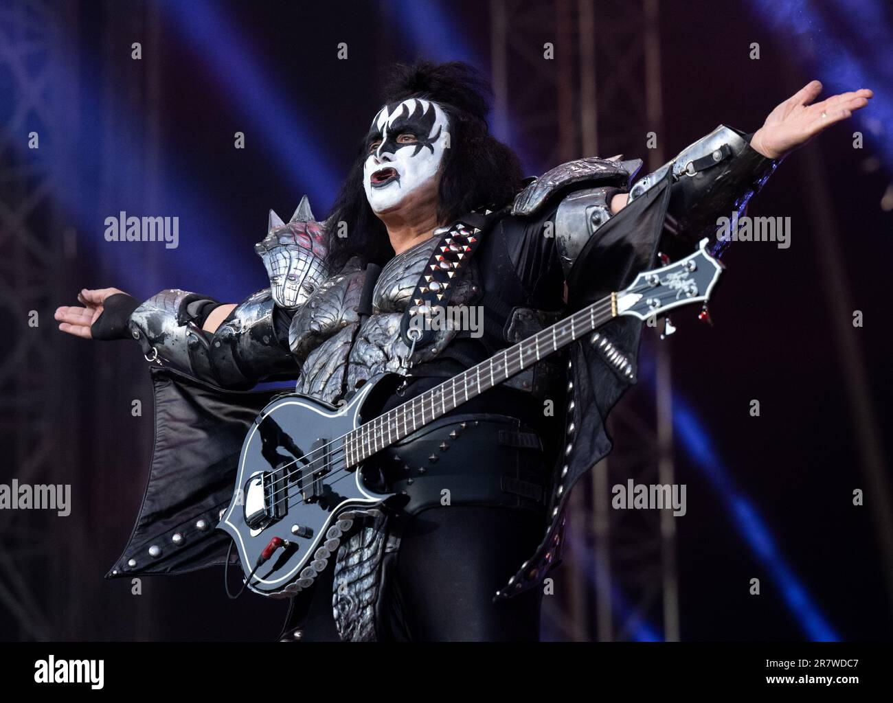 Monaco, Germania. 17th giugno, 2023. Gene Simmons, cantante e bassista della band statunitense Kiss è sul palco durante un concerto a Königsplatz. Come parte del loro tour mondiale di addio 'End of the Road', la band suona un totale di quattro concerti in Germania. Credit: Sven Hoppe/dpa/Alamy Live News Foto Stock