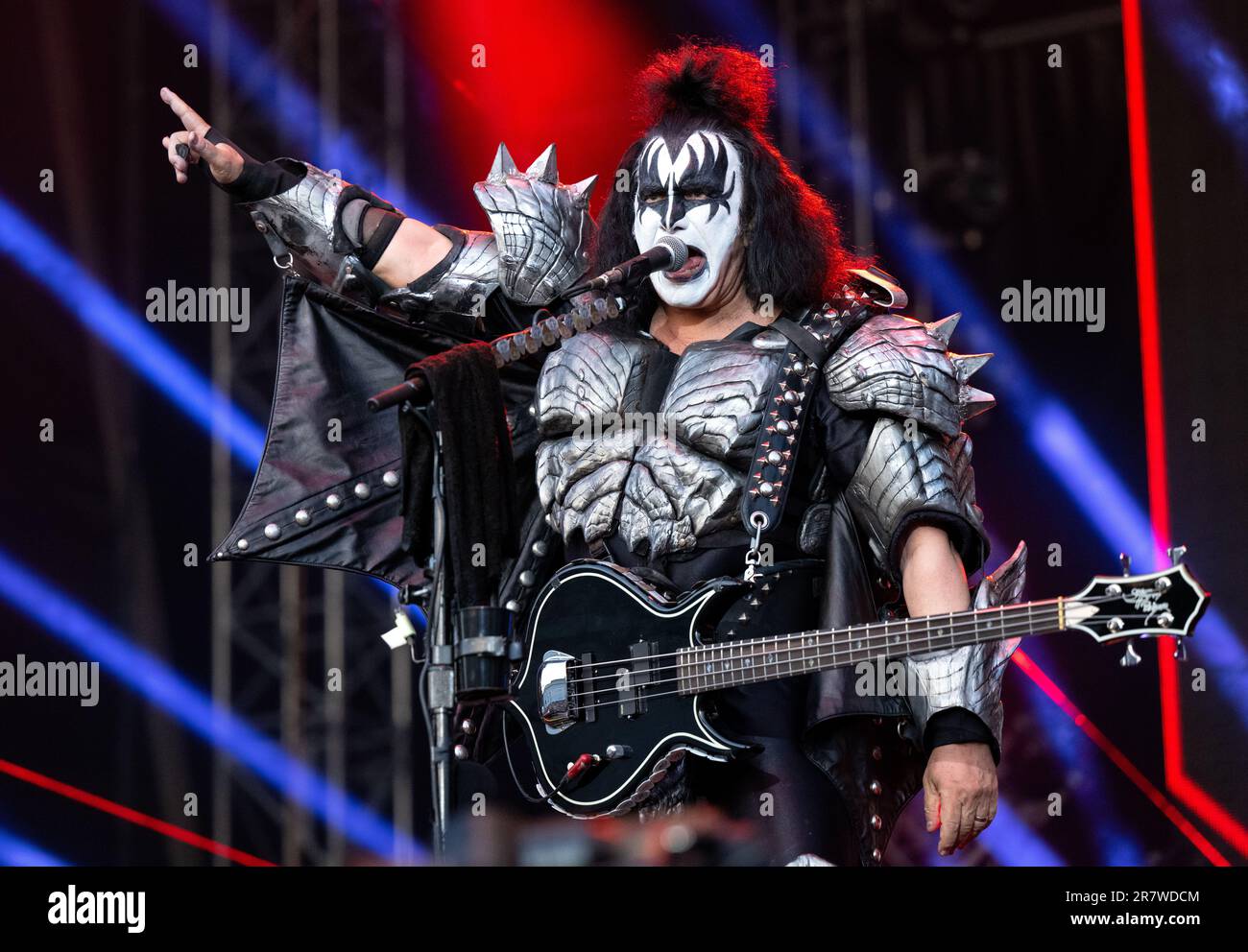 Monaco, Germania. 17th giugno, 2023. Gene Simmons, cantante e bassista della band statunitense Kiss è sul palco durante un concerto a Königsplatz. Come parte del loro tour mondiale di addio 'End of the Road', la band suona un totale di quattro concerti in Germania. Credit: Sven Hoppe/dpa/Alamy Live News Foto Stock