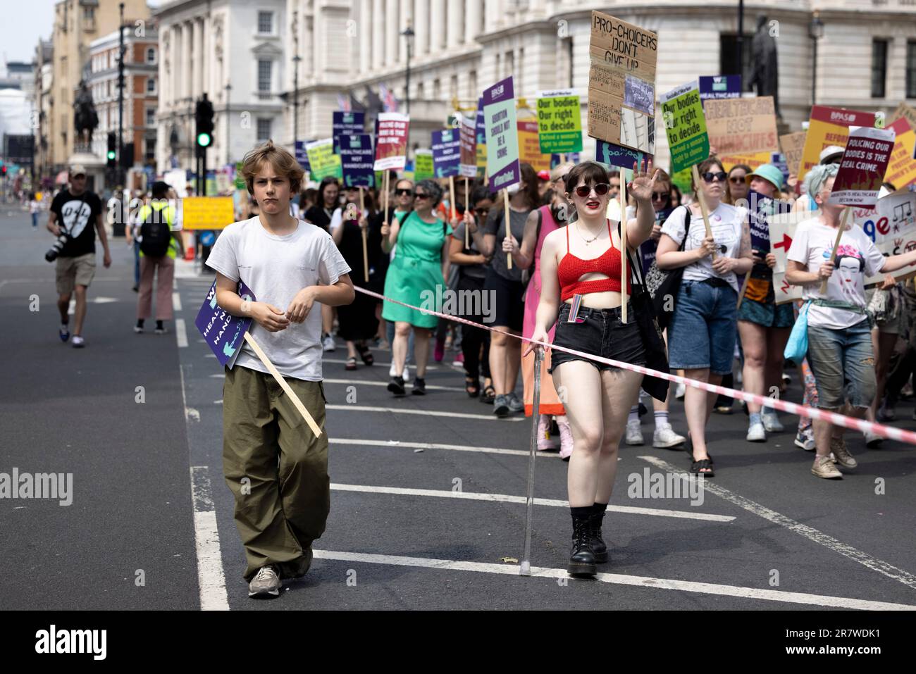 I manifestanti marciano giù per Downing Street durante la dimostrazione. I manifestanti e gli attivisti femministi del British Pregnancy Advisory Service (BPAS), Women's Equality e della Fawcett Society si riuniscono per protestare contro una recente sentenza del tribunale di imprigionare una madre di tre, Carla Fosters, per usare le pillole abortive sotto l'iniziativa governativa "pills by post" per gravidanze indesiderate da 32 a 34 settimane. L’iniziativa “pills by post” che è stata lanciata sulla scia della crisi di Covid ed è ancora in funzione per gravidanze indesiderate fino a 10 settimane. (Foto di Hesther ng/SOPA Images/si Foto Stock