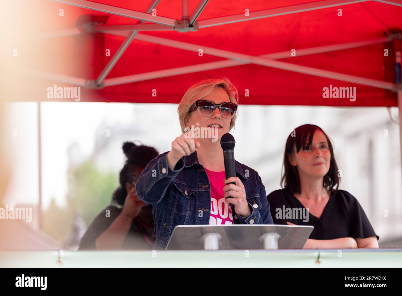 Stella Creasy, deputato al Parlamento della circoscrizione londinese di Walthamstow, è vista parlare alla folla nella manifestazione. I manifestanti e gli attivisti femministi del British Pregnancy Advisory Service (BPAS), Women's Equality e della Fawcett Society si riuniscono per protestare contro una recente sentenza del tribunale di imprigionare una madre di tre, Carla Fosters, per usare le pillole abortive sotto l'iniziativa governativa "pills by post" per gravidanze indesiderate da 32 a 34 settimane. L’iniziativa “pills by post” che è stata lanciata sulla scia della crisi di Covid ed è ancora in funzione per unw Foto Stock