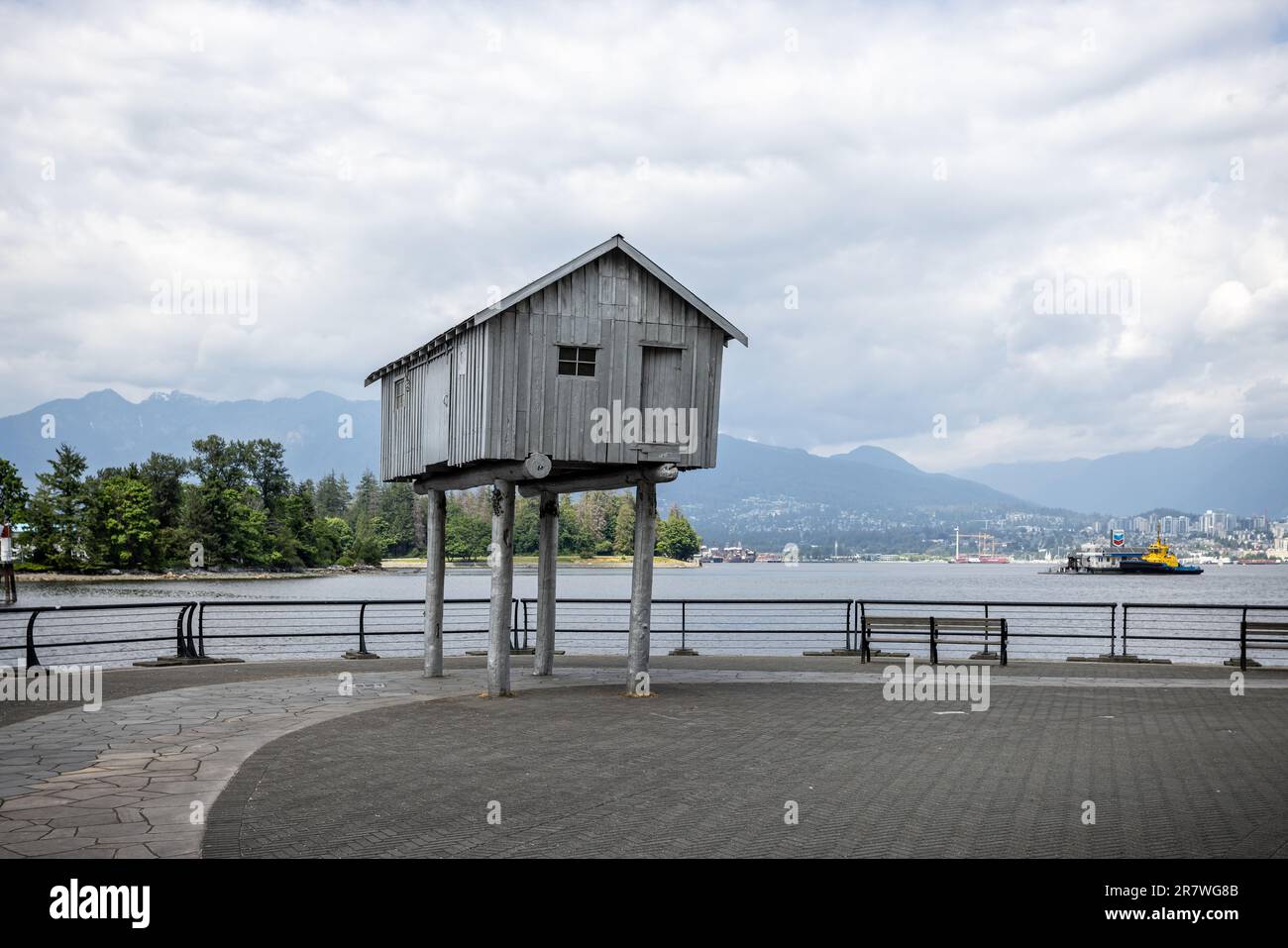 Scultura di vecchio shed Waterfront sul lungomare a Vancouver, British Columbia, Canada il 31 maggio 2023 Foto Stock