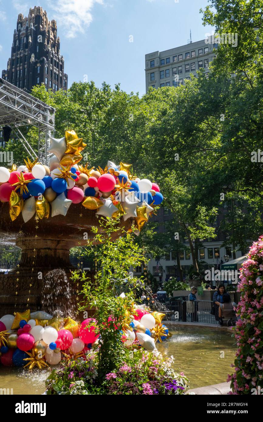 La Josephine Shaw Lowell Memorial Fountain è traboccante di decorazioni per celebrare la primavera, Bryant Park, NYC, USA 2022 Foto Stock