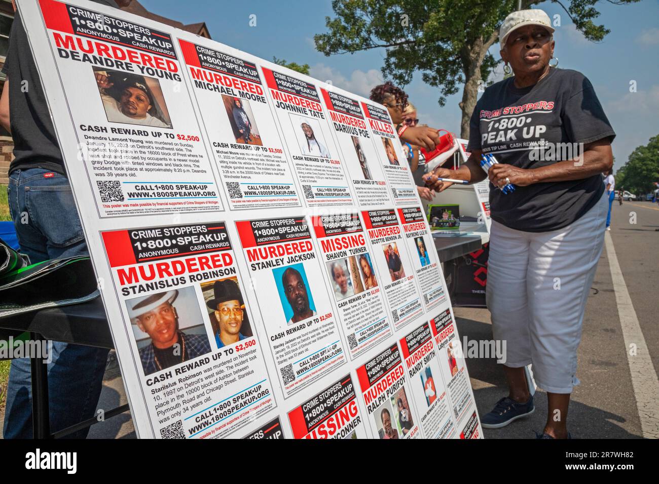 Detroit, Michigan, Stati Uniti. 17th giugno, 2023. Il gruppo Crime Stoppers si è Unito a una marcia di Silence the Violence e a un raduno, mostrando manifesti di vittime di crimini. L'evento ha protestato contro le sparatorie di massa quasi quotidiane che, alla fine di maggio, hanno causato 760 bambini e adolescenti morti e quasi 2.000 feriti quest'anno. Credit: Jim West/Alamy Live News Foto Stock