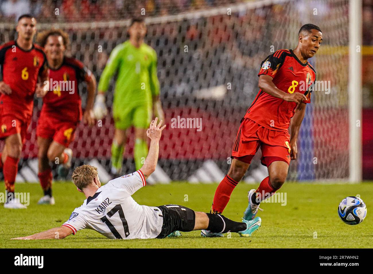 BRUXELLES, BELGIO - 17 GIUGNO: Florian Kainz d'Austria che fa un'avventura a scivolamento su Youri Tielemans del Belgio durante il turno di qualificazione del Gruppo D - UEFA EURO 2024 tra Belgio e Austria allo stadio King Baudouin il 17 giugno 2023 a Bruxelles, Belgio (Foto di Joris Verwijst/Orange Pictures) Foto Stock