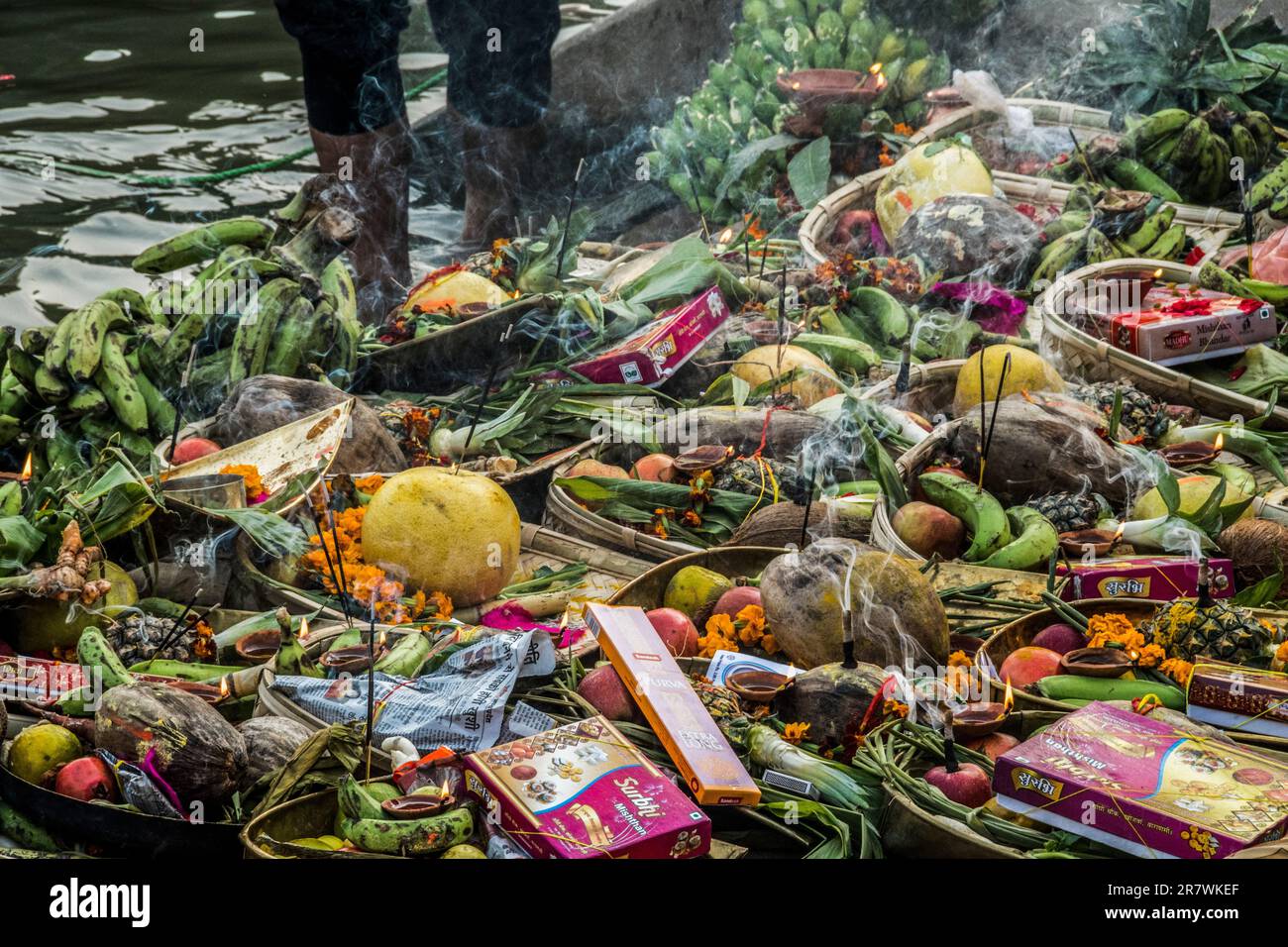 Offerte durante Chhath Puja a Varanasi, India Foto Stock