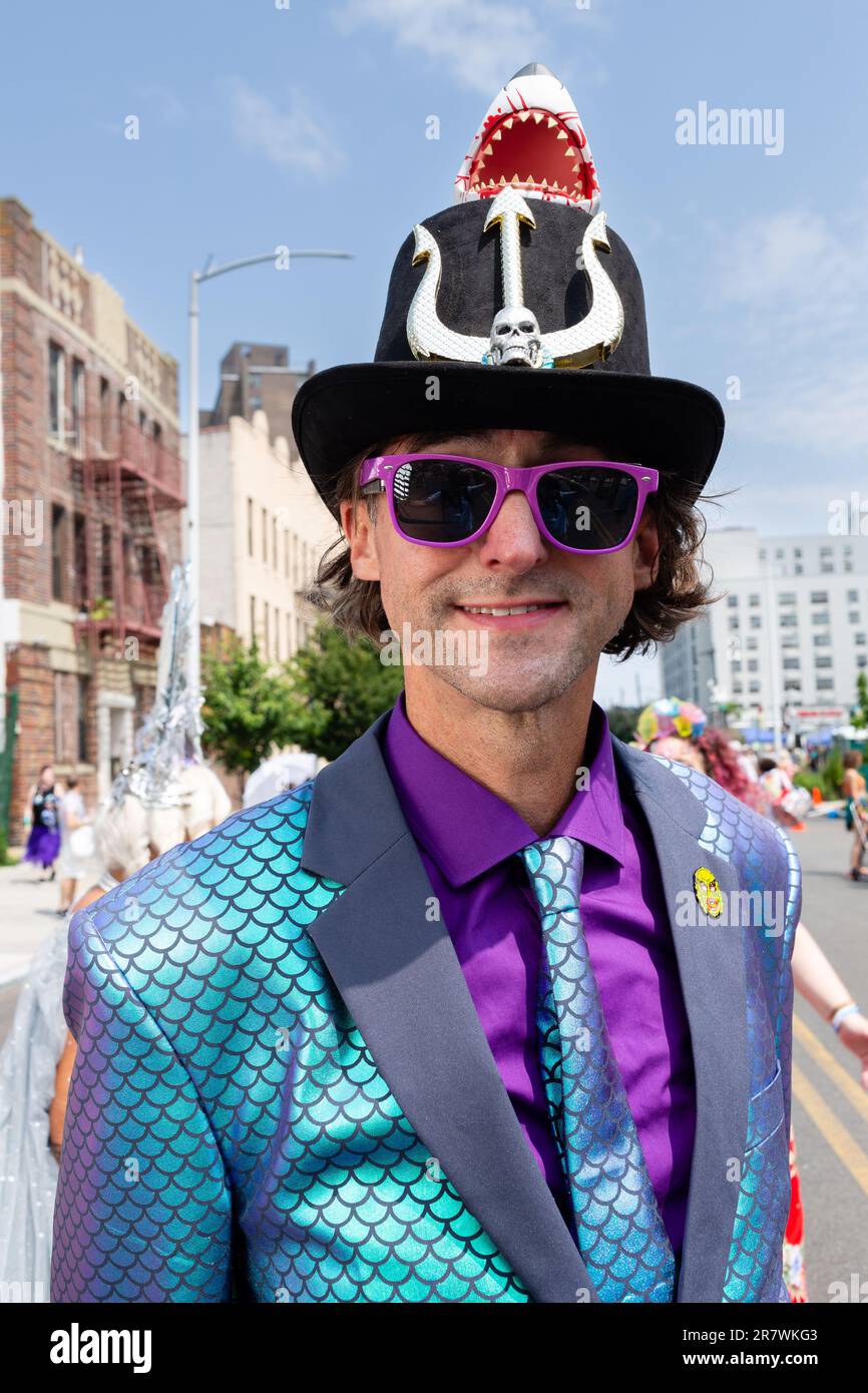 Brooklyn, New York, Stati Uniti. 17th giugno, 2023. La Coney Island Mermaid Parade ha portato i partecipanti in colorati costumi nautici, dalle sirene e i loro marinai ai pirati agli isolani. Credit: Ed Lefkowicz/Alamy Live News Foto Stock