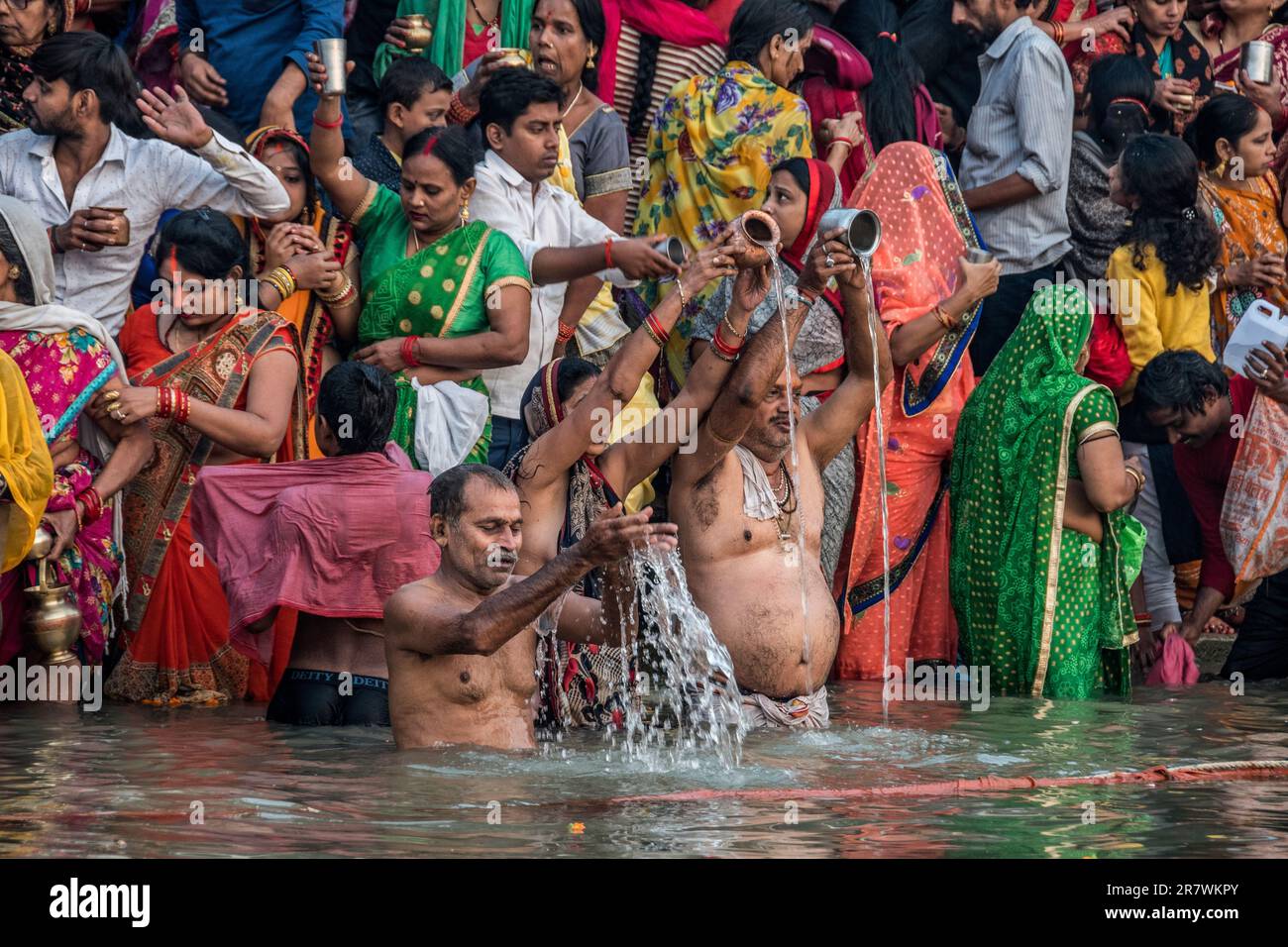 I devoti fanno offerte e pregano nelle Gange durante Chhath Puja a Varanasi, India Foto Stock
