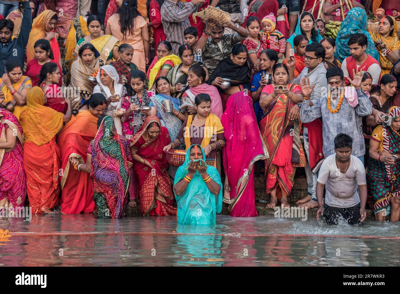 I devoti fanno offerte e pregano nelle Gange durante Chhath Puja a Varanasi, India Foto Stock