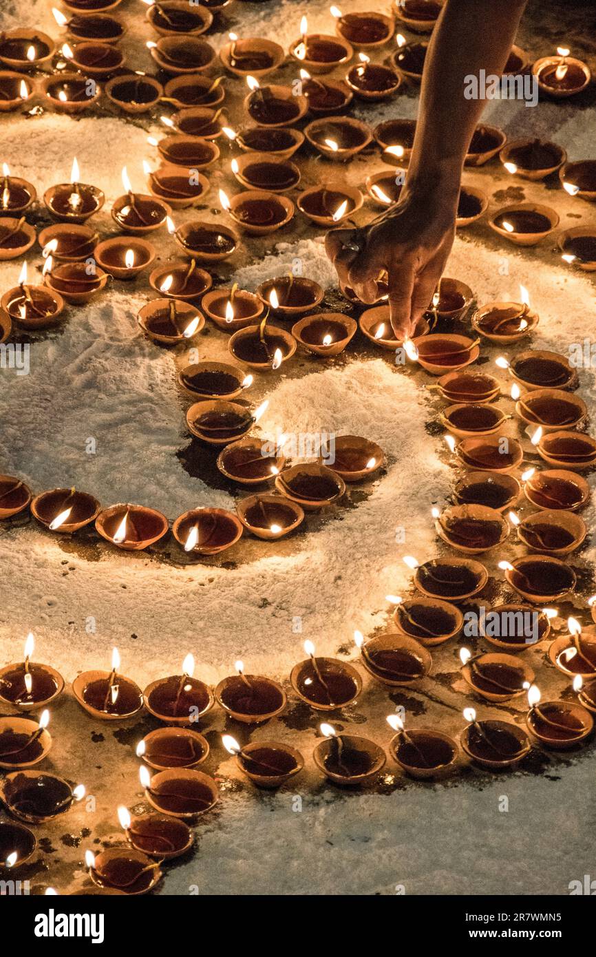 Un modello di lampade ad olio sui Ghat di Varanasi durante le celebrazioni Dev Deepawali a Varanasi, in India Foto Stock