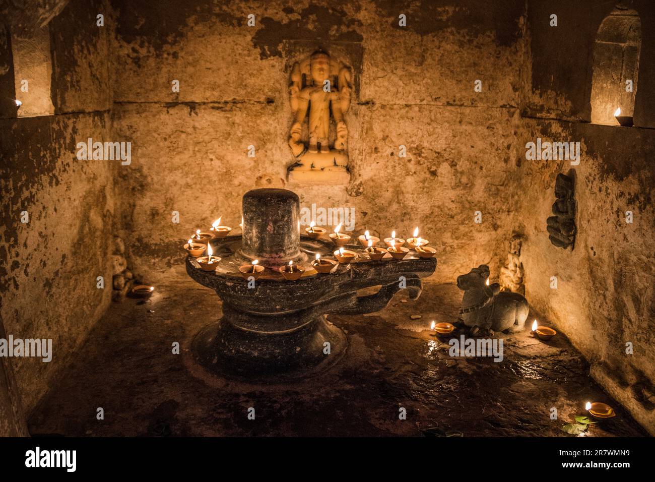 Lampade ad olio in un santuario sui ghati di Varanasi durante le celebrazioni Dev Deepawali, India Foto Stock