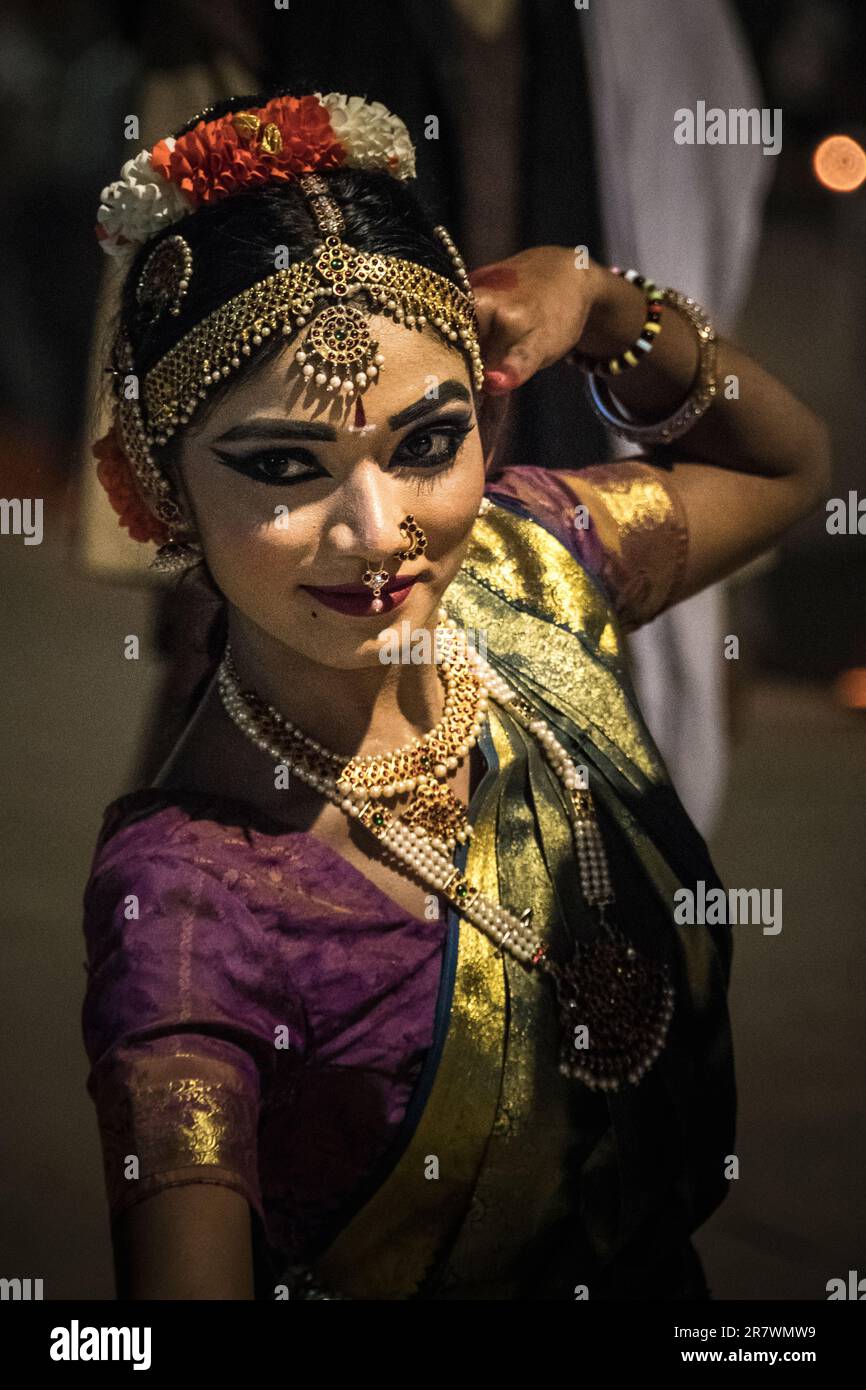 Ballerino durante le celebrazioni di Dev Deepawali sui ghati di Varanasi, India Foto Stock