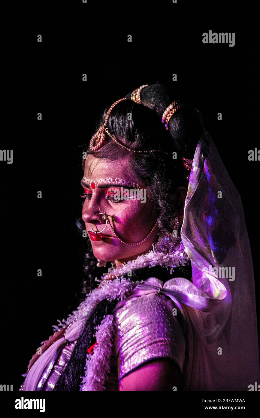 Ballerino durante le celebrazioni di Dev Deepawali sui ghati di Varanasi, India Foto Stock