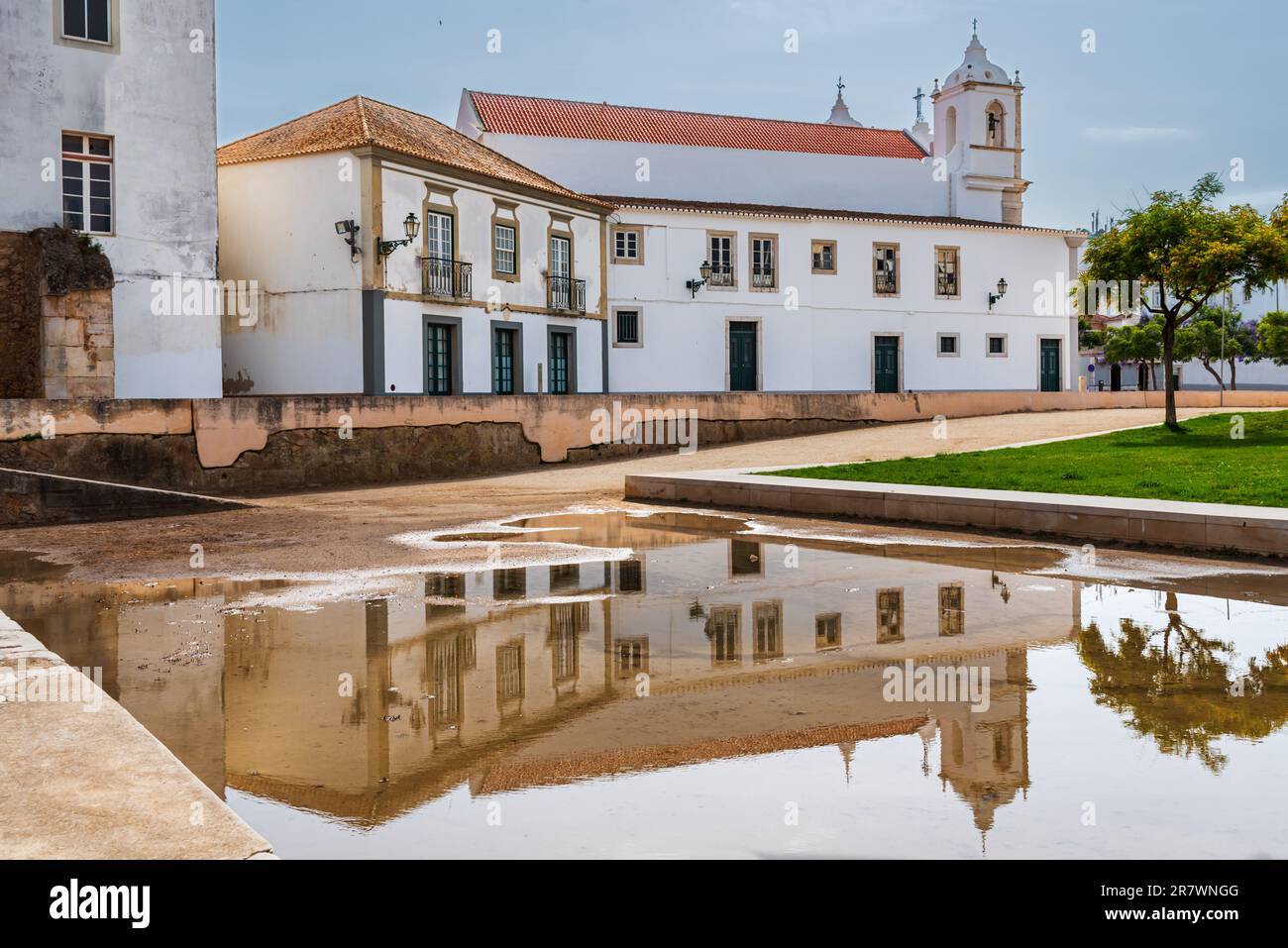 Chiesa di San Antonio nella città di Lagos, Portogallo, vista laterale e riflessa in acqua. Foto Stock