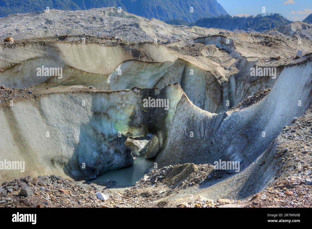 Il ghiacciaio si sta sciogliendo perché è coperto da uno strato di polvere che lo fa riscaldare al sole. Foto Stock