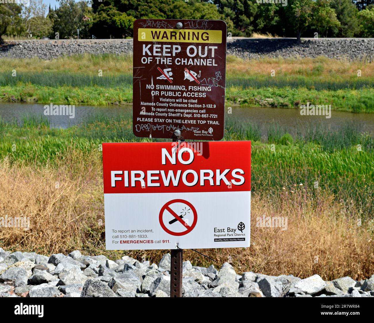 Non ci sono fuochi d'artificio e mantieniti fuori dalle indicazioni del canale lungo il sentiero Alameda Creek a Union City, California Foto Stock