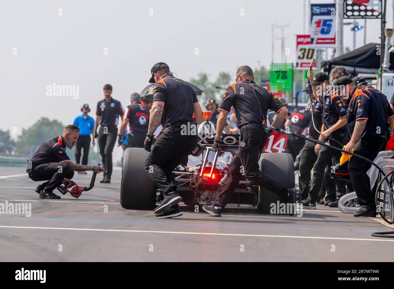 Lago Elkhart, WISCONSIN, Stati Uniti. 17th giugno, 2023. I membri dell'equipaggio dell'AJFoyt Racing preparano la propria auto da corsa per il Sonsio Grand Prix di Elkhart Lake, WI, USA. (Credit Image: © Walter G. Arce Sr./ZUMA Press Wire) SOLO PER USO EDITORIALE! Non per USO commerciale! Foto Stock