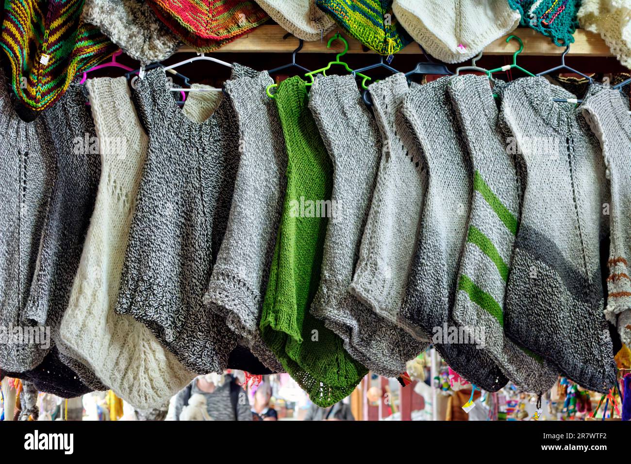 Ornamento di tessuti tradizionali e capi di lana sull'isola di Chiloe in Cile Foto Stock