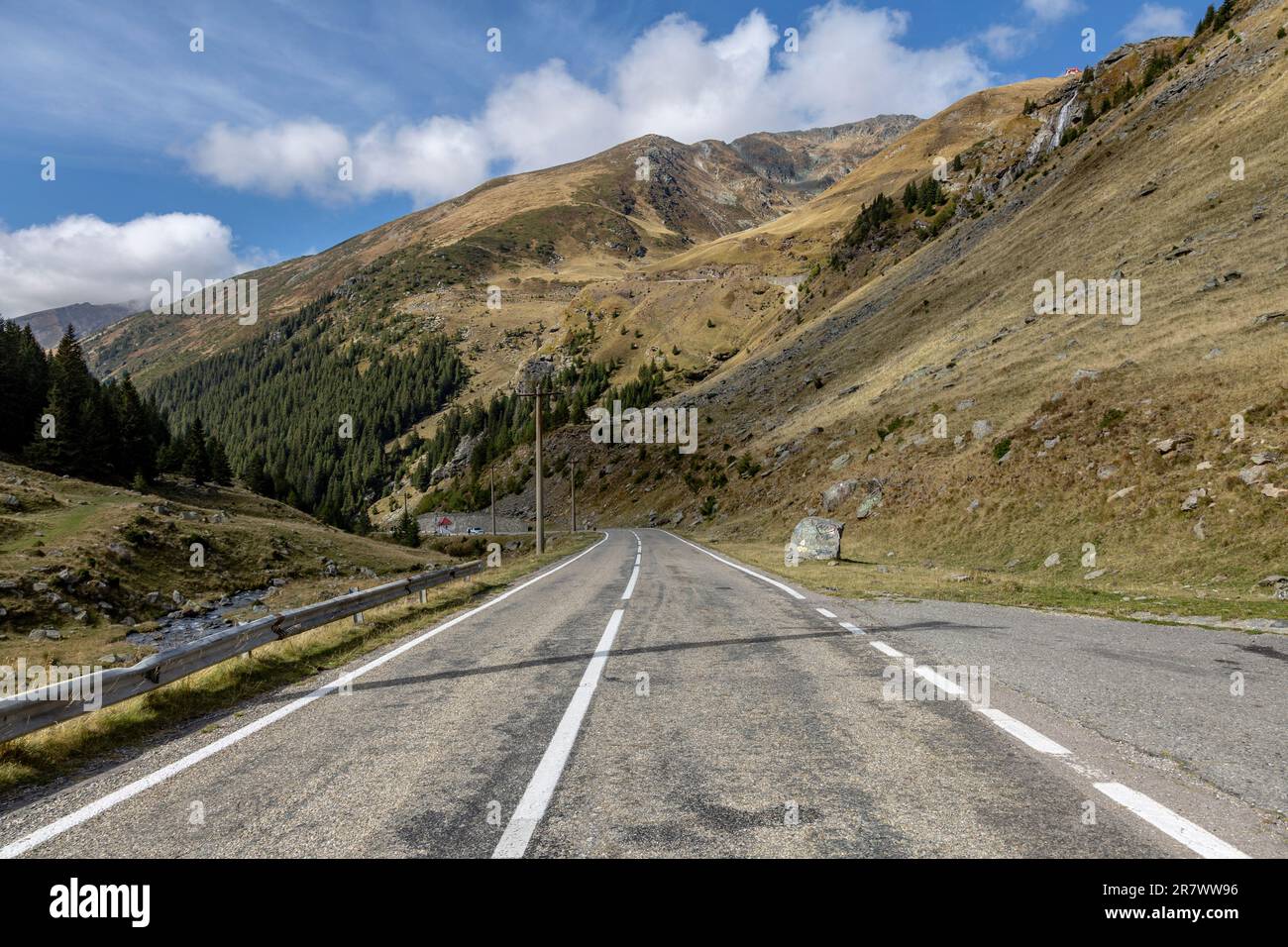 Una strada di montagna conduce verso l'orizzonte con segnaletica stradale. Transfagarash - la strada più bella e pericolosa d'Europa Foto Stock