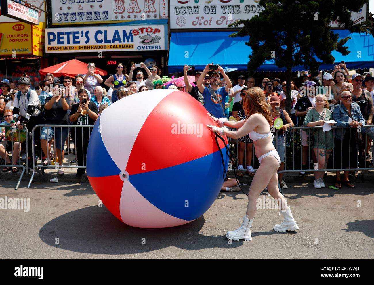 Coney Island, Stati Uniti. 17th giugno, 2023. Le persone vestite in costume marciano sulla strada della parata alla parata annuale della sirena di Coney Island a New York City sabato 17 giugno 2023. La sfilata d'arte si svolge ogni anno nel mese di giugno e celebra l'arrivo della stagione estiva. Foto di John Angelillo/UPI Credit: UPI/Alamy Live News Foto Stock