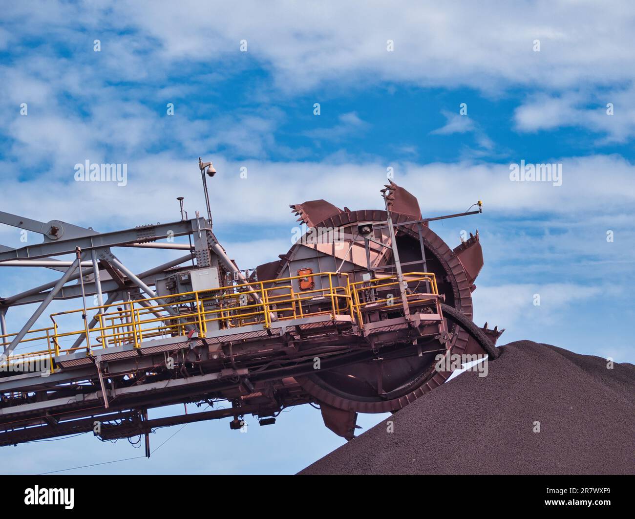 Un tipo di braccio benna-impilatore di ruota / riclaimer ad un ferro caldo briquetted HBI acciao Mill a Toledo Ohio USA 2023 Foto Stock