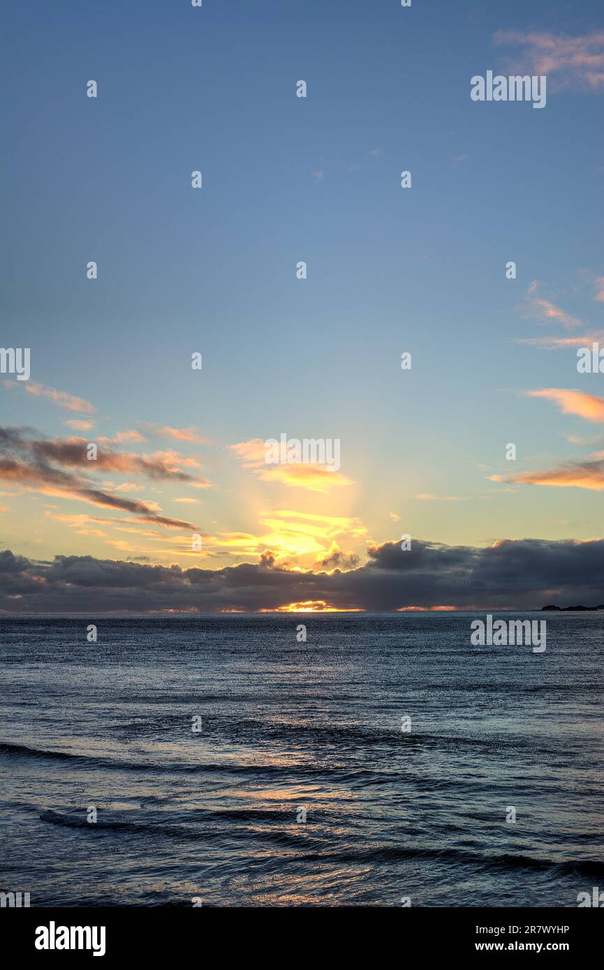 Un tramonto incredibilmente bello sull'Oceano Pacifico sulla costa del Cile nell'area di Pichilemu Foto Stock