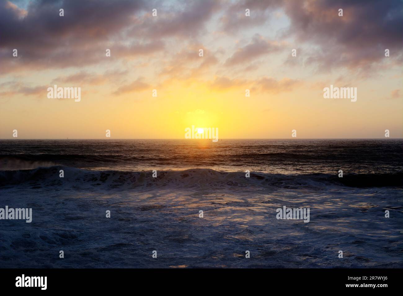 Un tramonto incredibilmente bello sull'Oceano Pacifico sulla costa del Cile nell'area di Pichilemu Foto Stock