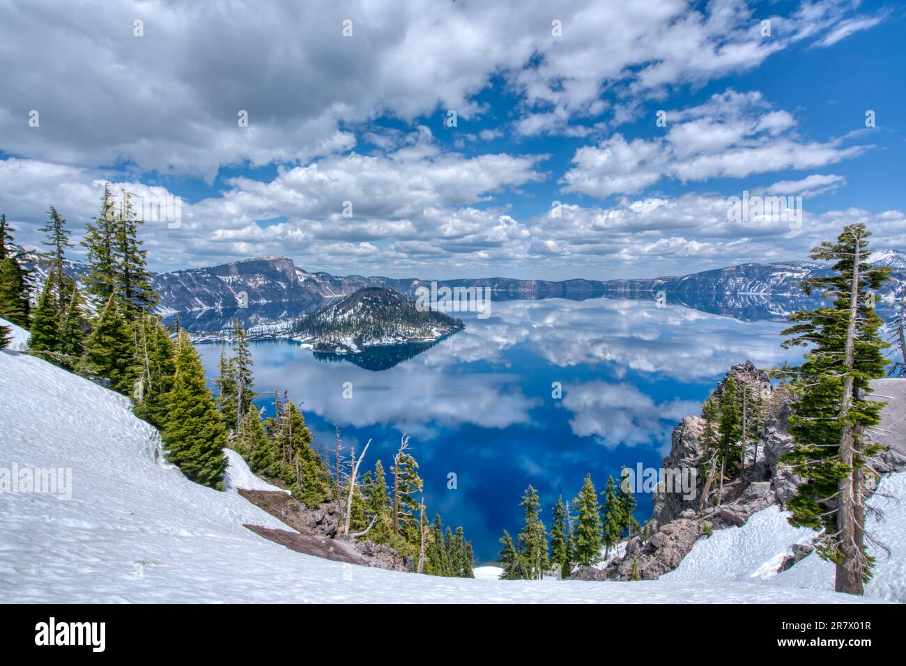 Splendida riflessione nella caldera del Crater Lake nel Crater Lake National Park, Oregon Foto Stock