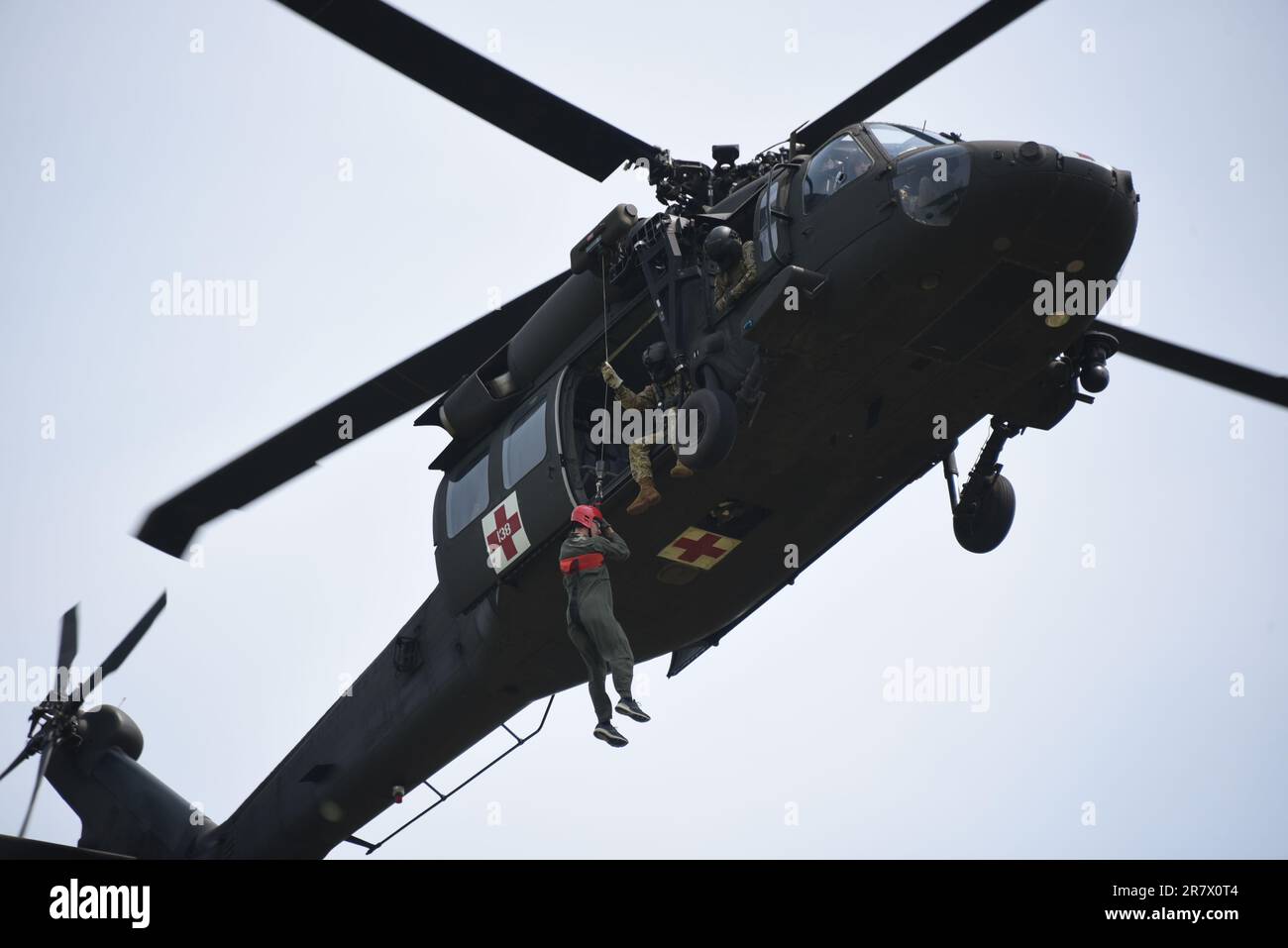 NEGLI STATI UNITI Army UH-60 elicottero Black Hawk della C Company della Iowa National Guard, 2/211 il Battaglione generale di supporto dell'aviazione estrae un pilota abbattuto dalla 185th Air Refuging Wing della Iowa Air Guard durante un allenamento nei pressi di Homer, Neb. Il 16 giugno 2023. STATI UNITI Foto della Guardia Nazionale aerea Senior Master Sgt. Vincent De Groot Foto Stock