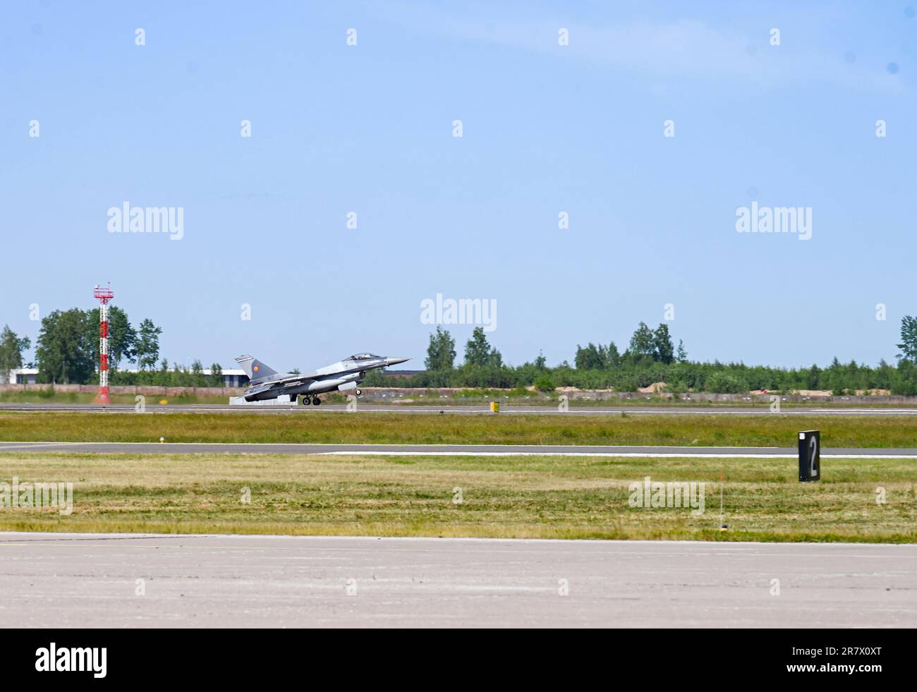 Una forza aerea tedesca PA-200 Tornado jet taxi sulla pista di Siauliai International Airport, Lituania, 12 giugno 2023, prima del decollo durante l'esercizio Air Defender 2023 (AD23). L'esercizio AD23 integra sia gli Stati Uniti che le forze aeree alleate per difendere i valori condivisi, sfruttando e rafforzando le partnership vitali per scoraggiare l'aggressione in tutto il mondo. (STATI UNITI Foto della Guardia Nazionale aerea di Master Sgt. Caila Arafood) Foto Stock