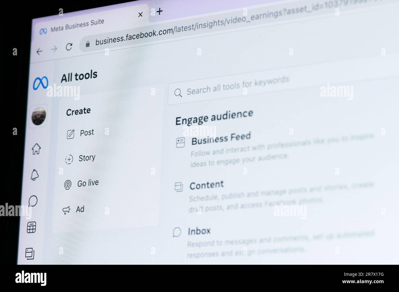 New York, USA - 17 giugno 2023: Creazione di post o storia nel menu Meta Business Manager primo piano sullo schermo del notebook Foto Stock