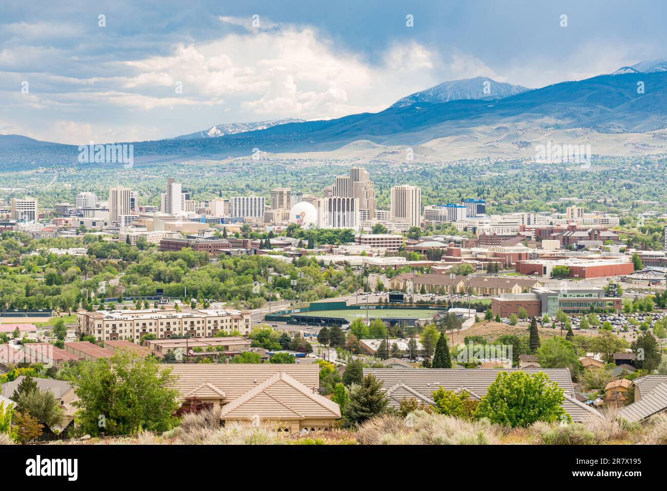 Reno, NV - 24 maggio 2023: Vista sullo skyline della città di Reno, Nevada, con le montagne sullo sfondo Foto Stock