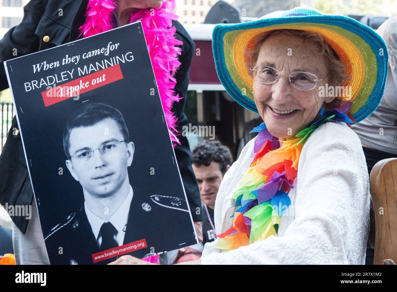 Patricia Ellsberg ha firmato a sostegno di Bradley (ora Chelsea) Manning alla Parata Pride di San Francisco il 30 giugno 2013. Foto Stock