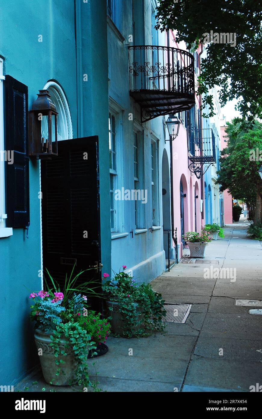 Rainbow Row, una serie di case colorate lungo la strada dell'affascinante città di Charleston, South Carolina Foto Stock