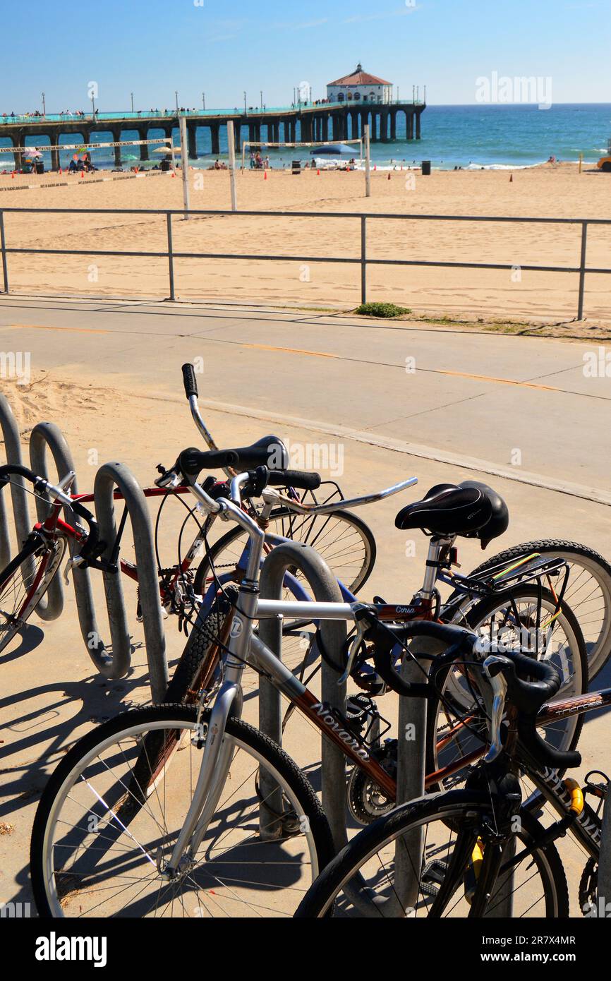 Biciclette parcheggiate sulla costa, in vista del molo di Manhattan Beach, California Foto Stock