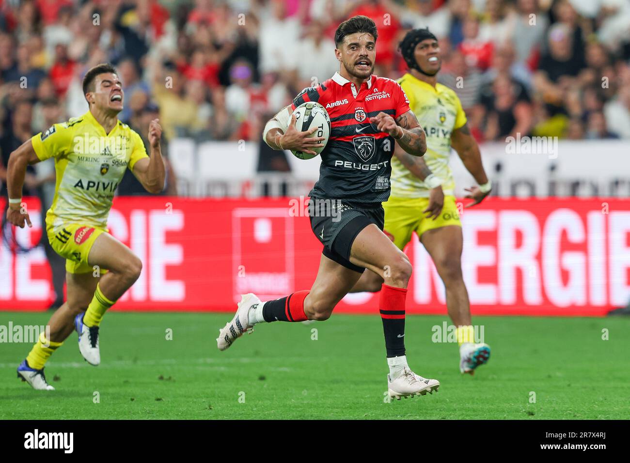 PARIGI, FRANCIA 17 GIUGNO Romain Ntamack di Stade Toulousain segna