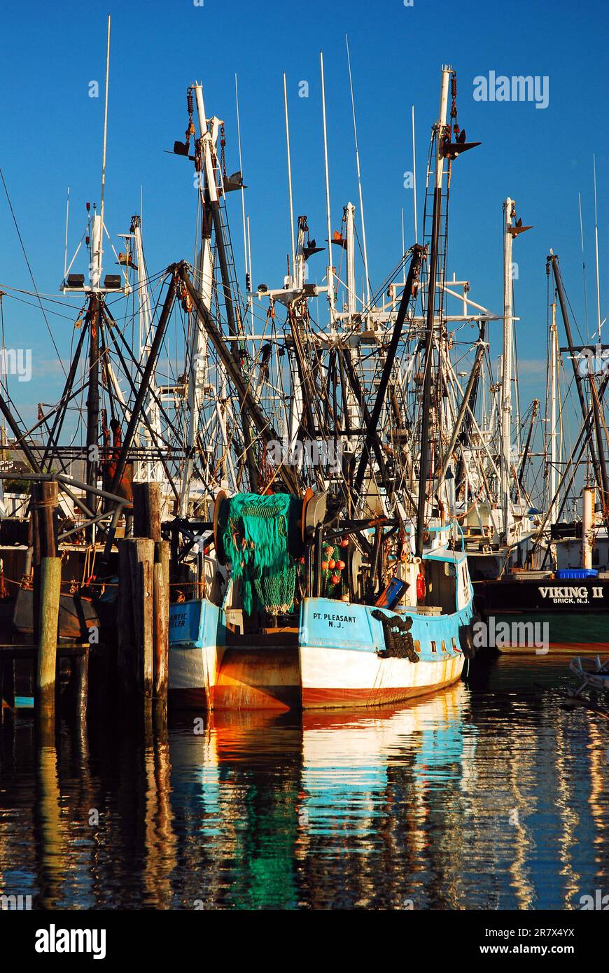 La flotta commerciale di pescatori ormeggiata in un porticciolo nel porto di Point Pleasant, New Jersey, sulla costa del Jersey Foto Stock