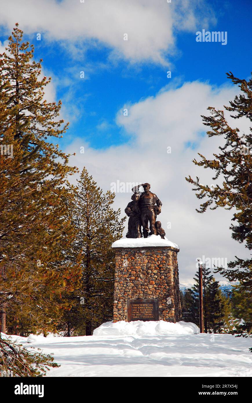 Un monumento commemorativo al Donner Party, coloni di frontiera intrappolati in una lunga tempesta invernale, si trova nelle Sierra Mountains della California Foto Stock