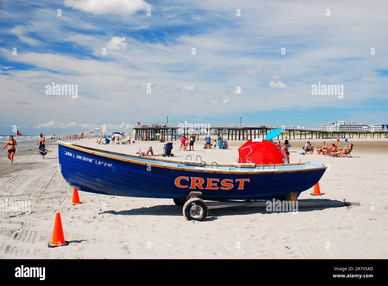 Un bagnino si trova a Wildwood Crest, New Jersey, in una soleggiata giornata di vacanze estive a Jersey Shore Foto Stock