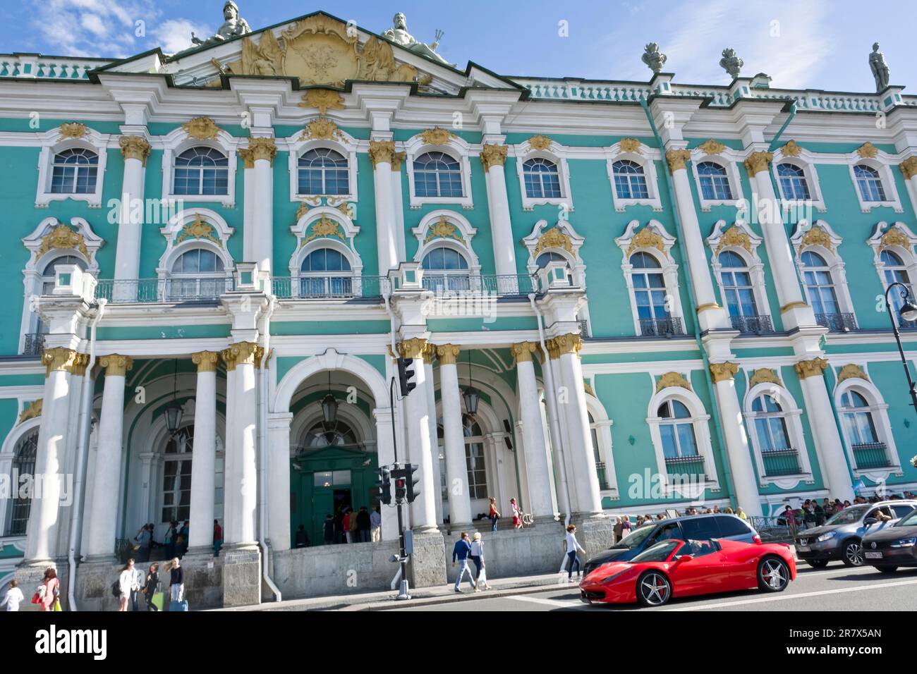 Il famoso Museo storico dell'Hermitage di Stato con il Palazzo d'Inverno della Russia a St Pietroburgo Foto Stock