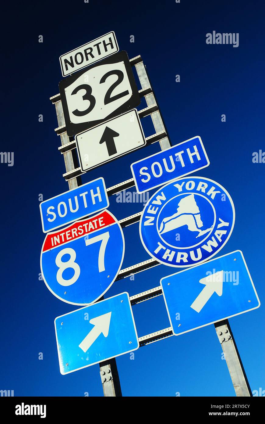Le indicazioni stradali nell'Update New York indicano l'Interstate 85, la New York Thruway e una state Road Foto Stock